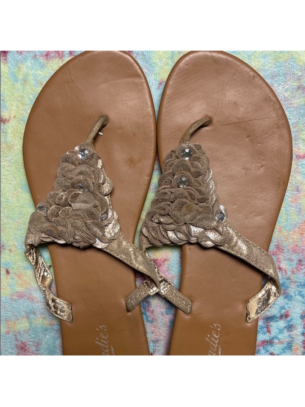 🎯 2/$5 Candie's Bronze Floral Thong Sandals Size 9 - Picture 2 of 2